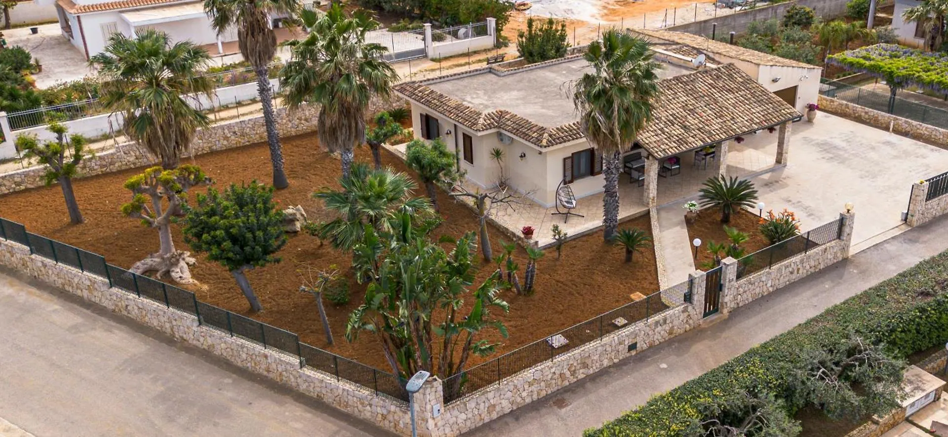 Exclusive Palm House Near The Beach ألكامو