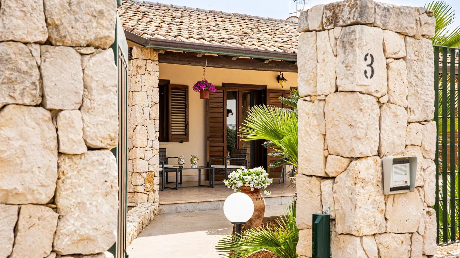 Exclusive Palm House Near The Beach ألكامو